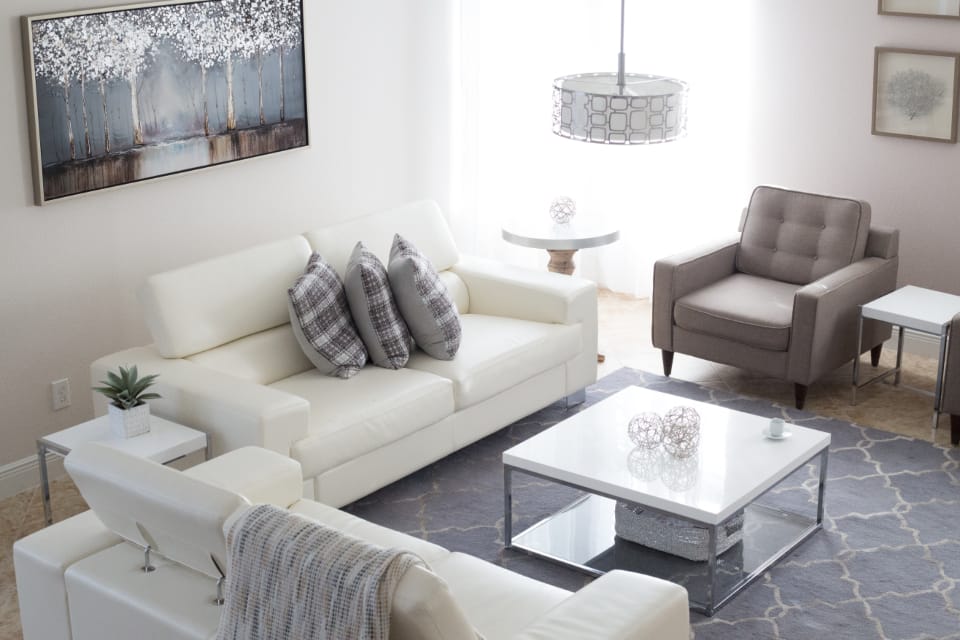 Living modern curat de ClarisClean în Iași
